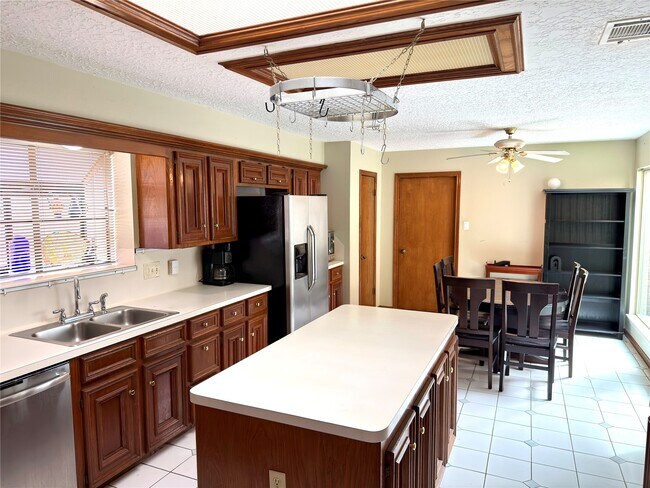 Foto del edificio - 14834 Charlmont Dr