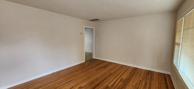 Foto del edificio - 2 Bedroom 1.5 Bathroom Home in S. Land Park with Updated Kitchen