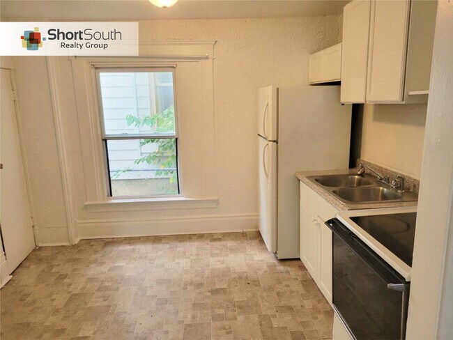 Building Photo - 4 Bedroom 1.5 Bath Single Family Home in L...