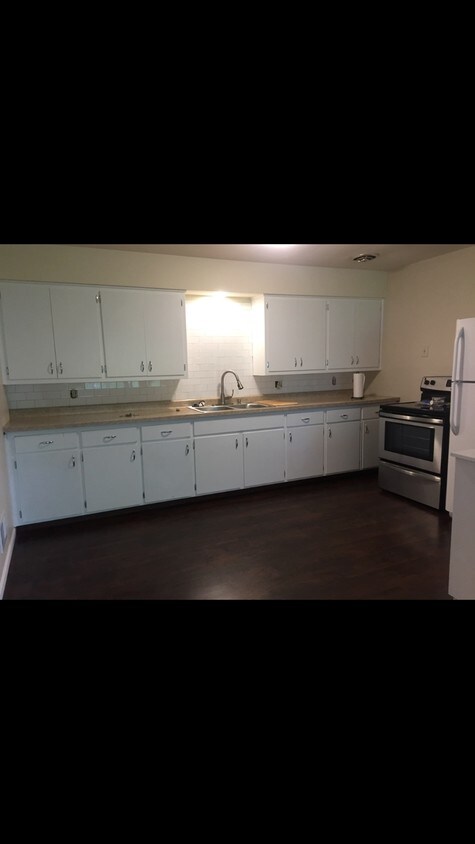 Foto del edificio - 1715 Blossom Ln