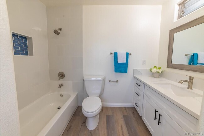 Baño completo en la planta superior - 91-756 Oneula Pl
