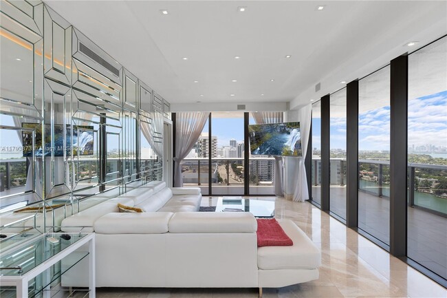 Foto del edificio - 5875 Collins Ave