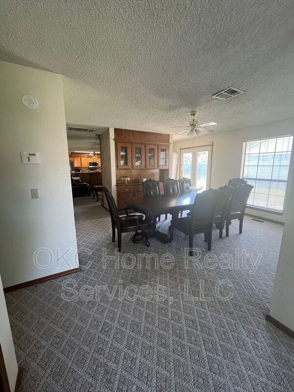 Foto del edificio - 11020 Davis St
