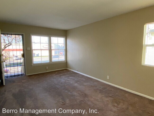Building Photo - 704 E San Antonio Dr
