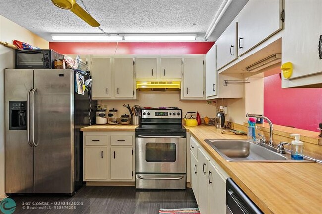 Building Photo - 2800 Somerset Dr