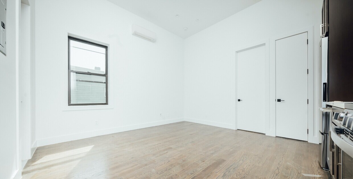 Primary Photo - 644 Lorimer St