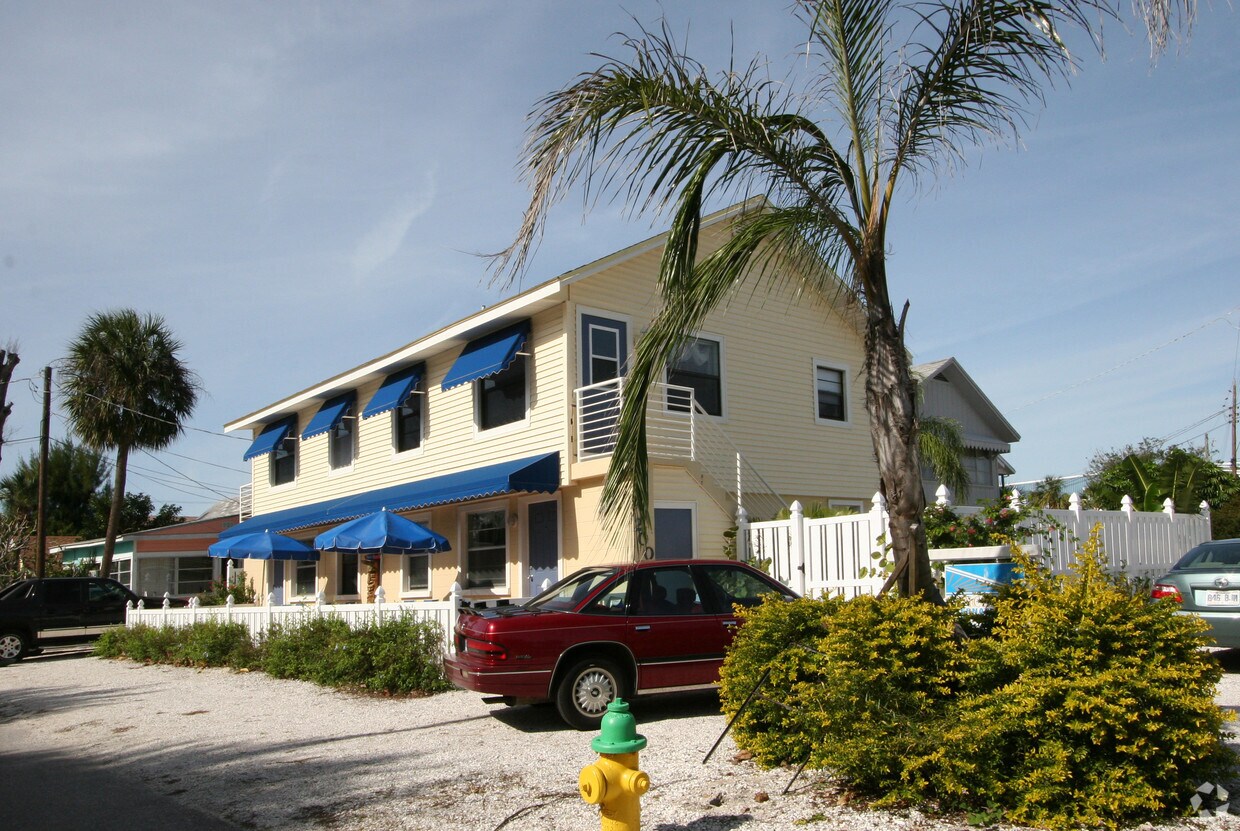 Primary Photo - 200 Bay Dr N