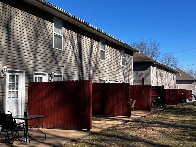 Foto del edificio - 2336 Elm Dr