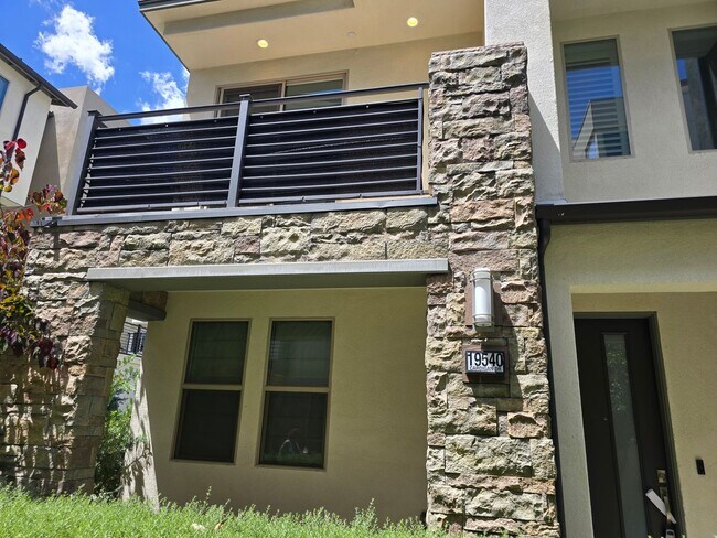 Foto del edificio - Breathtaking 4-bedroom, 3.5-bathroom townh...