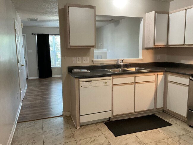 Building Photo - 2 Bedroom 2 Bath Townhouse