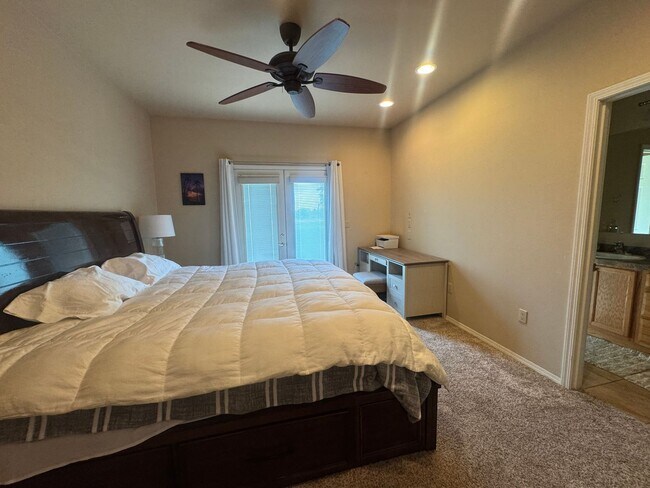 Building Photo - Golf Course View