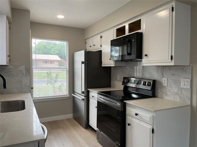 Foto del edificio - 8811 Cainwood Ln