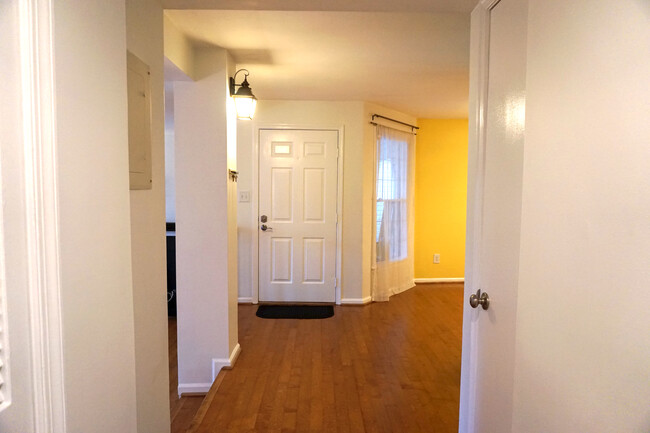 Entryway - 2903 S Woodstock St