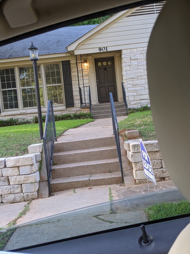 Building Photo - 901 N Azalea Dr