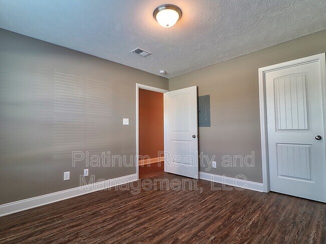 Building Photo - 325 Landrum Pl