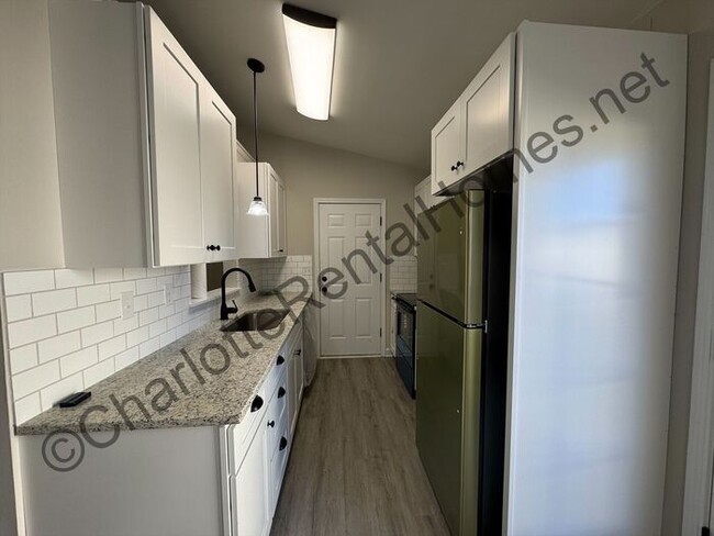 Building Photo - Newly remodeled home in Charlotte!