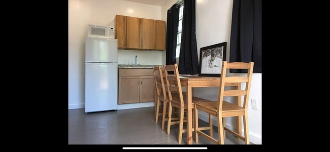 Building Photo - 2400 SW 1st Ave