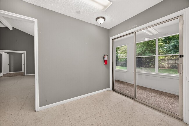 Building Photo - 19002 Mirror Lake Dr