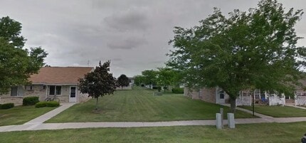 Building Photo - 985 Meadow Ln