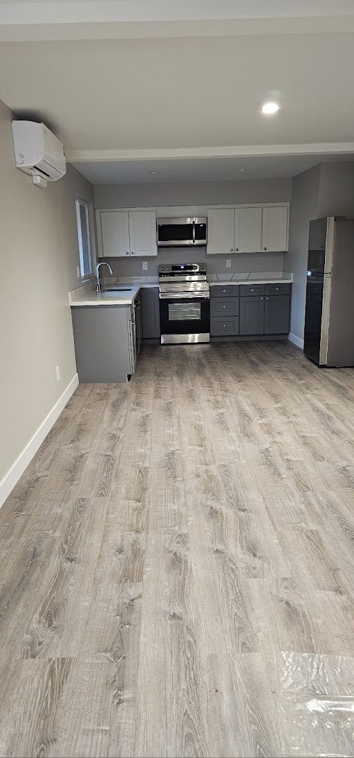 Building Photo - Spacious and clean with private backyard -...