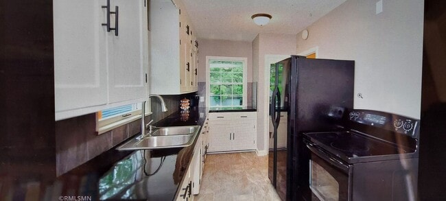 Building Photo - 6 Bed, 3 bath, Home