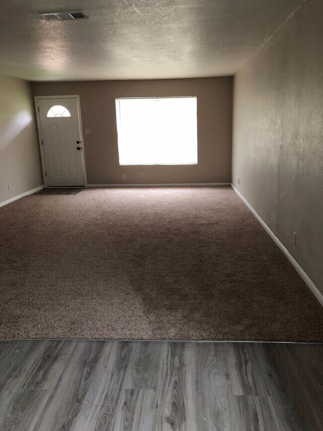 Foto del edificio - 3313 Maple Ave