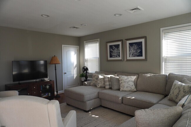 Building Photo - 205 N Essex Ave