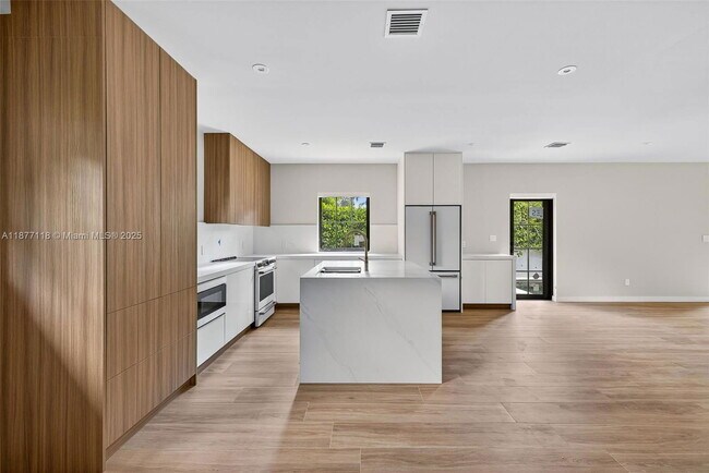Foto del edificio - 635 Bird Rd