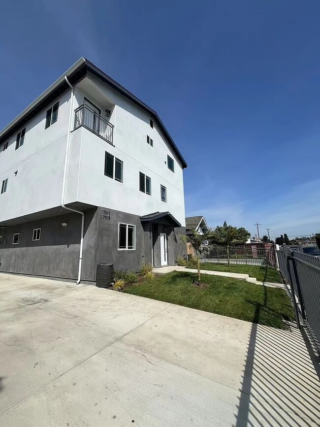 Building Photo - 1731 E 68th St