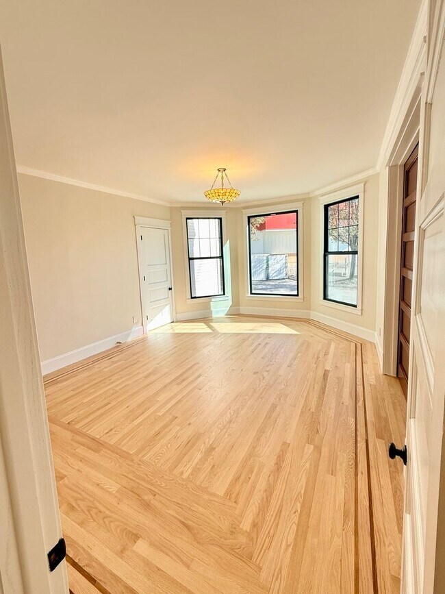 Building Photo - Beautifully Renovated 2 Bed, 1 Bath Near UNR – 900 Sq Ft