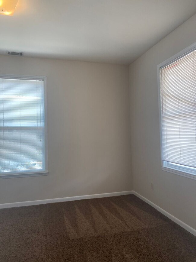 Foto del edificio - 4 Bedroom upstairs duplex downtown! **Prel...