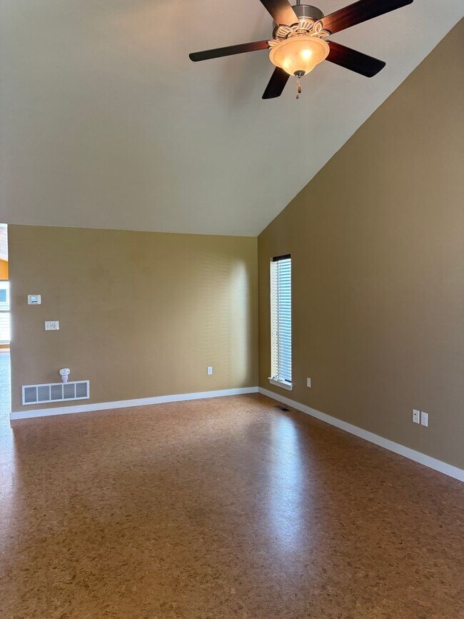 Foto del edificio - 353 N Ferguson Ave
