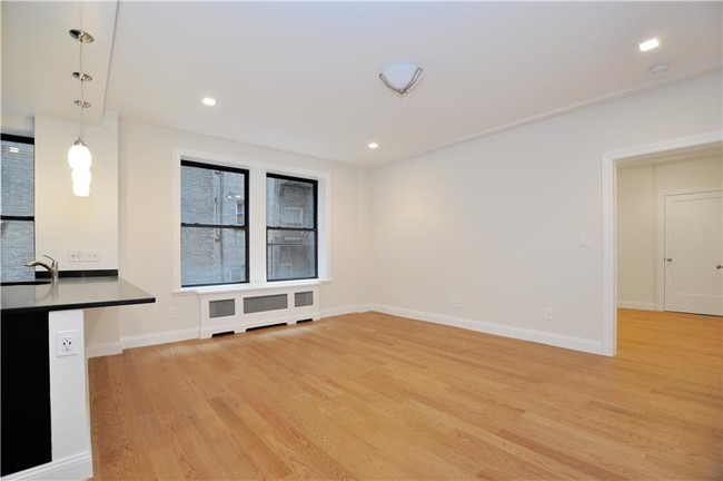 Building Photo - 260 Riverside Drive