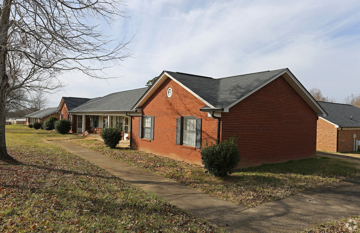 Building Photo - Colonial Oaks