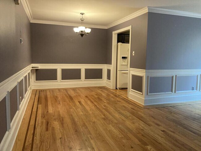 Building Photo - 5427 Pinehurst Dr