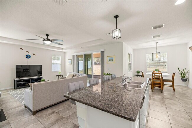 Foto del edificio - **Spacious 4-Bedroom, 3.5-Bath Home with Private Guest Suite and 3-Car Garage**