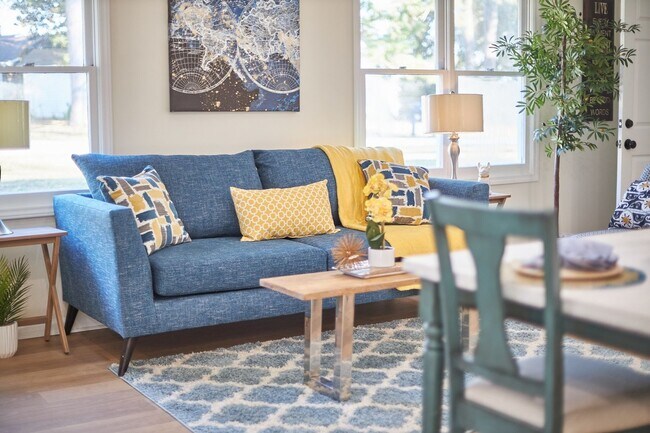 Building Photo - 2BR/2BA Duplex with Water View