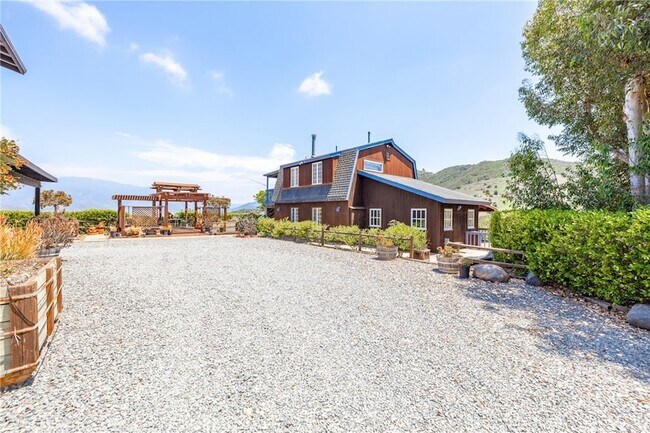 Foto del edificio - 335 Rainbow Crest Rd