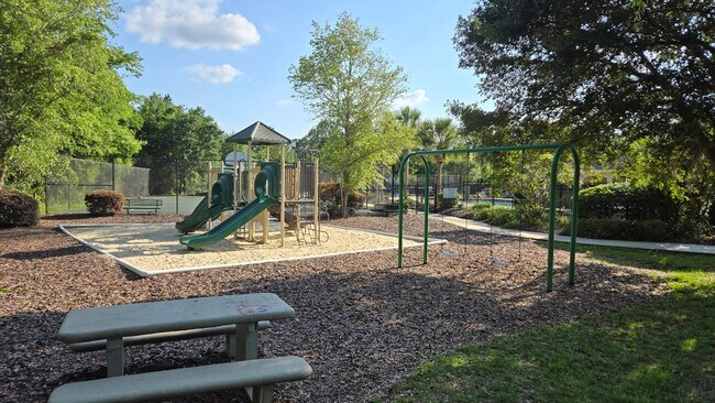 Building Photo - 4BR/2BA in Sorrento with large, fenced-in ...