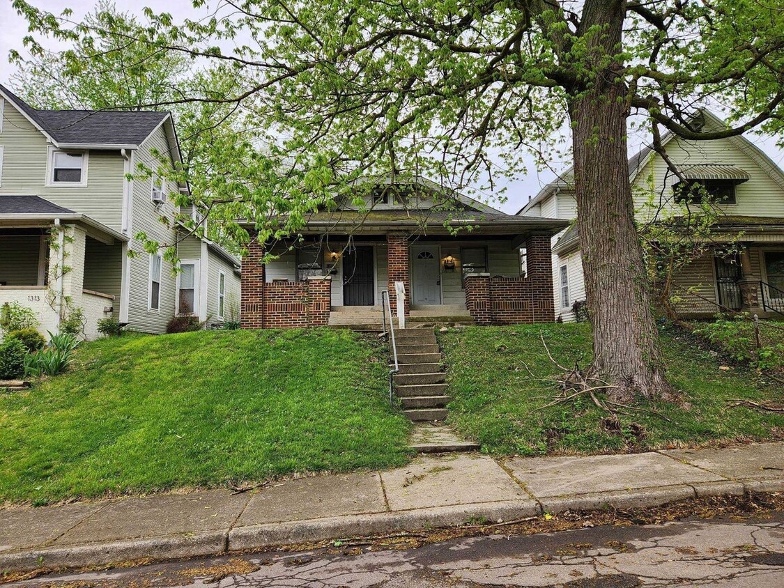 Primary Photo - 1309 N Oxford St