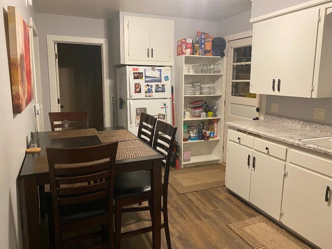 Kitchen with included Pub table & chairs - 833 Warren St