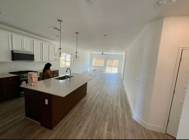 Building Photo - 3 br, 2 bath House - 370 N Laverne Ave