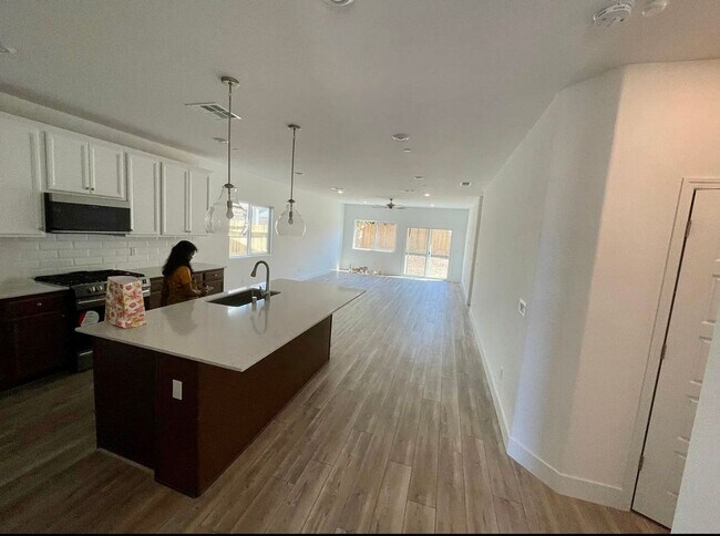 Foto del edificio - 3 br, 2 bath House - 370 N Laverne Ave