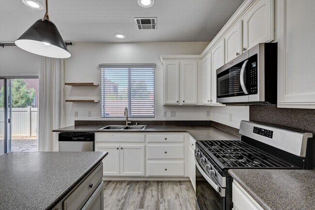 Foto del edificio - Beautiful 3 Bedroom + Loft - SOLAR INCLUDED!