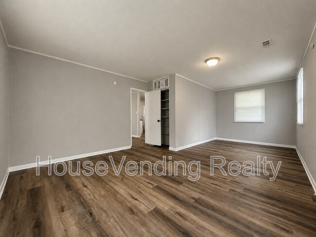 Foto del edificio - 2221 Compton Dr