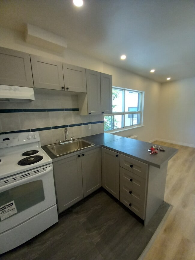 Building Photo - Beautiful 2 Bedroom Unit