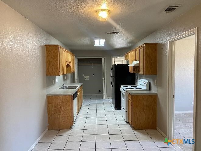Building Photo - 1604 Van Zanten Dr