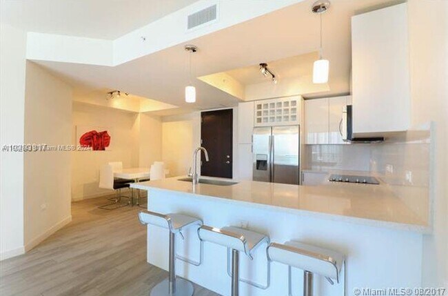 Building Photo - 999 SW 1st Ave