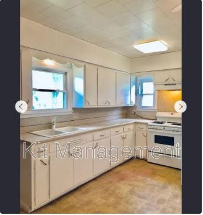 Foto del edificio - Charming 2-Bed Bungalow with Garage & Yard on Atlantic Ave – Toledo’s Best Value!