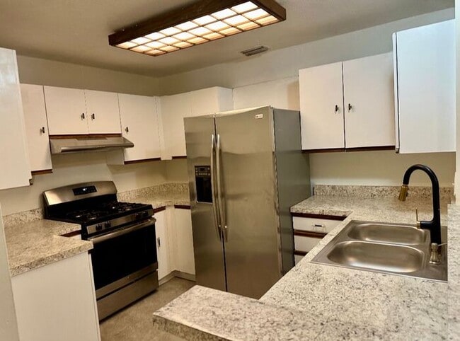 Building Photo - 3 Bedroom 2 Bath Winter Garden Townhome with Remodeled Kitchen and a Fenced Backyard!